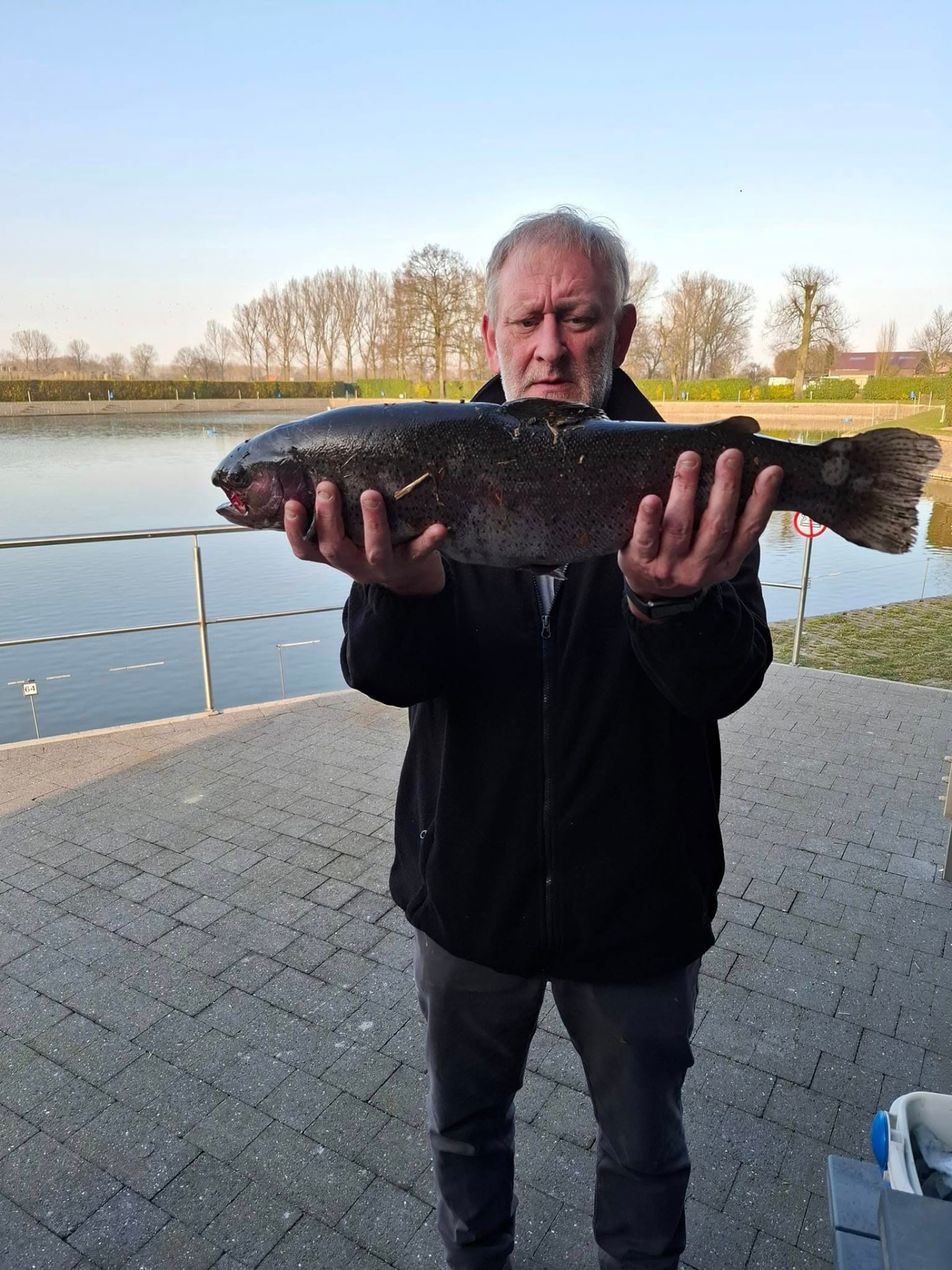 Visser toont een grote forel