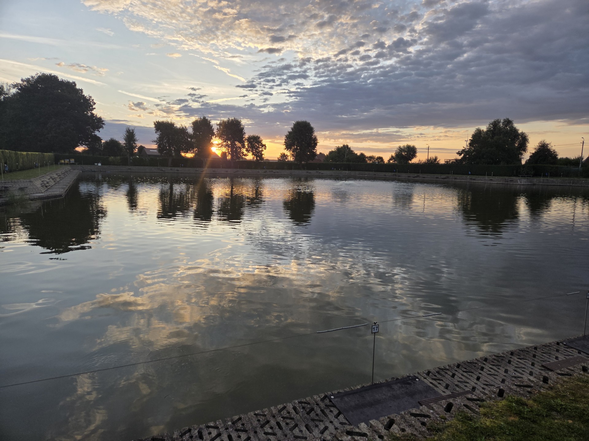 Zonsondergang boven de visvijver