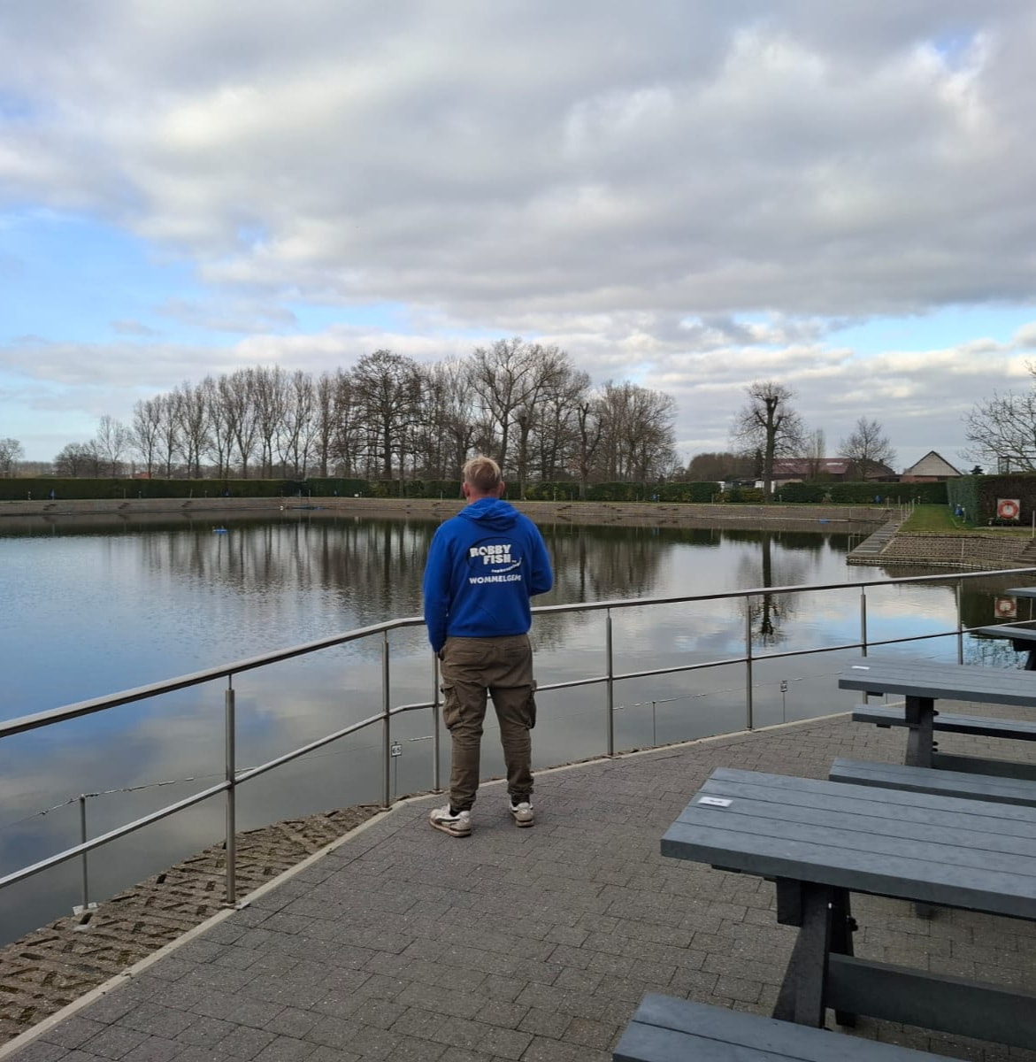 Uitzicht over de vijver vanaf het terras