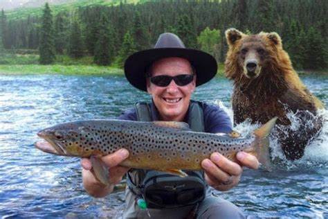 Visser met forel en een beer op de achtergrond